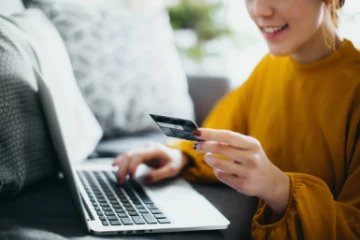 Schmuckgrafik Frau mit Laptop und Kreditkarte Regelungen Onlinedatenschutz