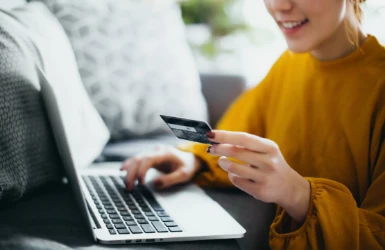 Schmuckgrafik Frau mit Laptop und Kreditkarte Regelungen Onlinedatenschutz