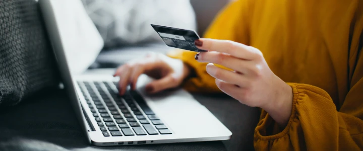 Schmuckgrafik Frau mit Laptop und Kreditkarte Regelungen Onlinedatenschutz